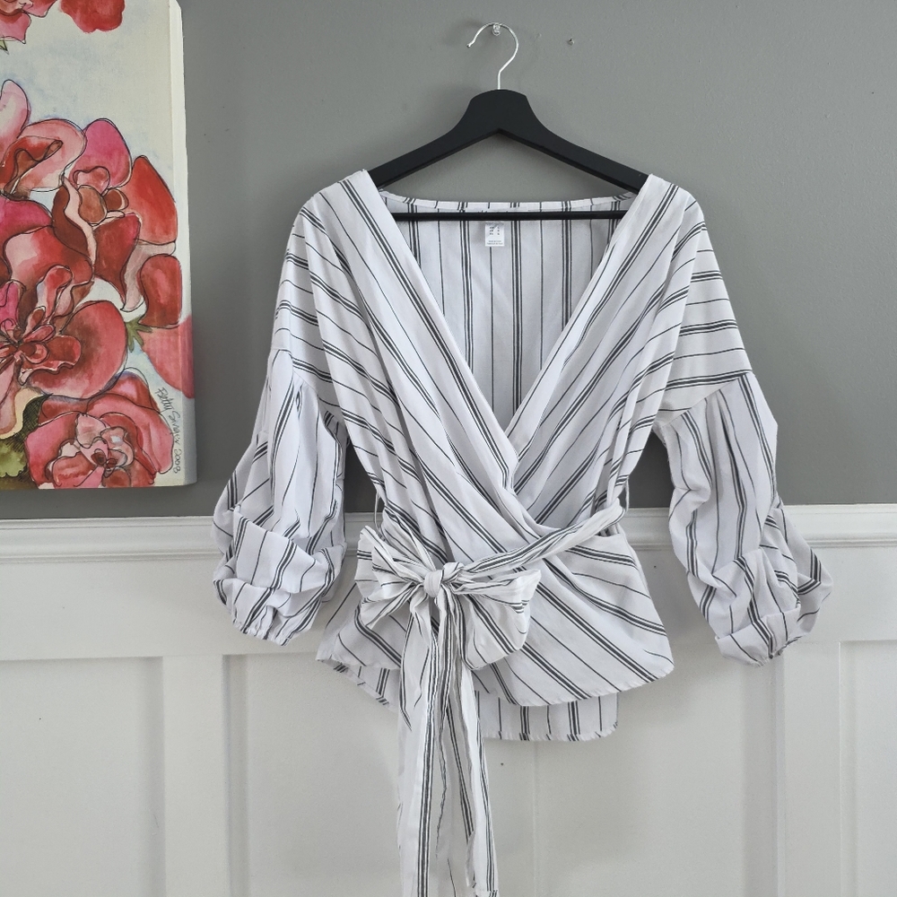 Urban Heritage Striped Wrap Top – Ruched Puff Sleeves – White and Black-size L